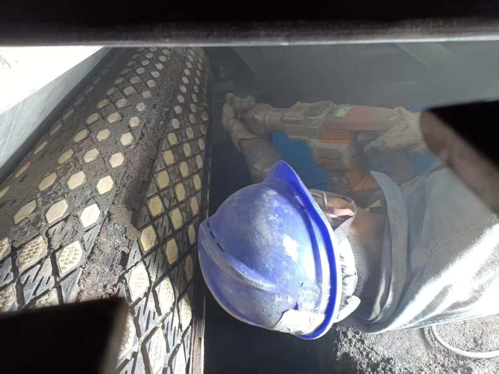 港口輸送機陶瓷插板滾筒包膠安裝現(xiàn)場